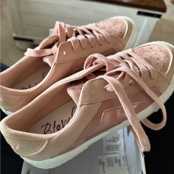 Brand new blowfish pink and white tennis shoe sneaker size 8.5 lace up - Picture 2 of 3